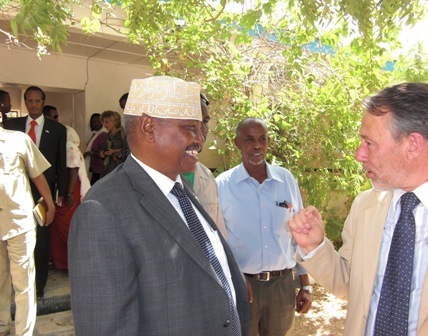 Johan Svensson, Interpeace's Regional Director for Eastern and Central Africa, in a lively discussion with the President of Puntland