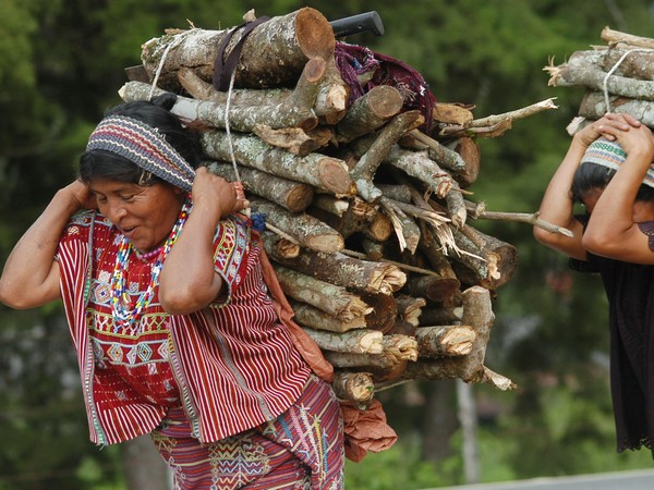 guatemala-women-wood