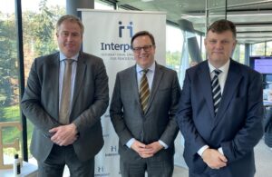 Interpeace accueille deux ambassadeurs au sein de son Conseil consultatif - S.E. Eamonn Mac Aodha d'Irlande et S.E. Lars Tummers des Pays-Bas